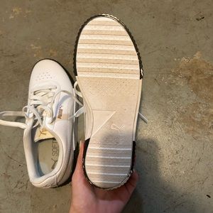 Pumas size 6.5. Only worn once. Don’t wear them but super cute!